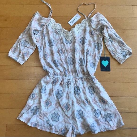 🆕Kendall & Kylie Cold Shoulder Printed Romper - Picture 4 of 8